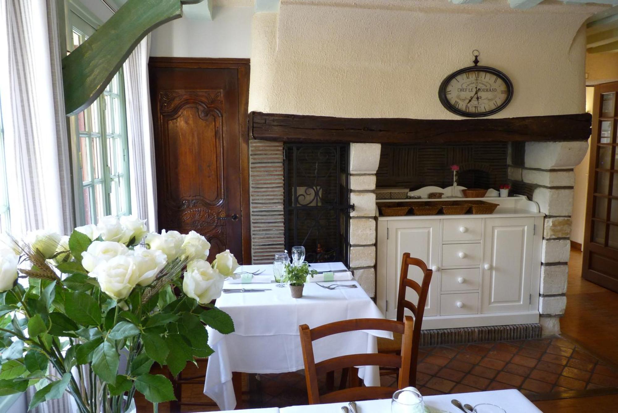 Hotel-Restaurant La P'Tite Auberge Lillebonne Buitenkant foto